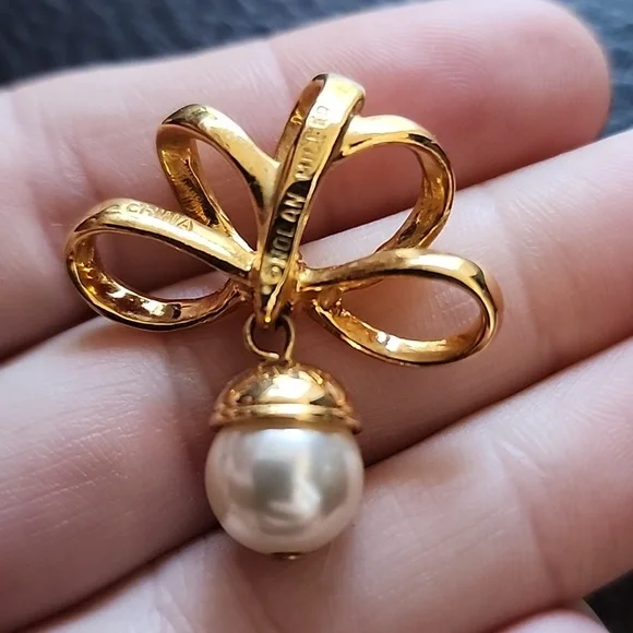 Nolan Miller Gold Bow Pearl Pendant - Picture 6 of 7